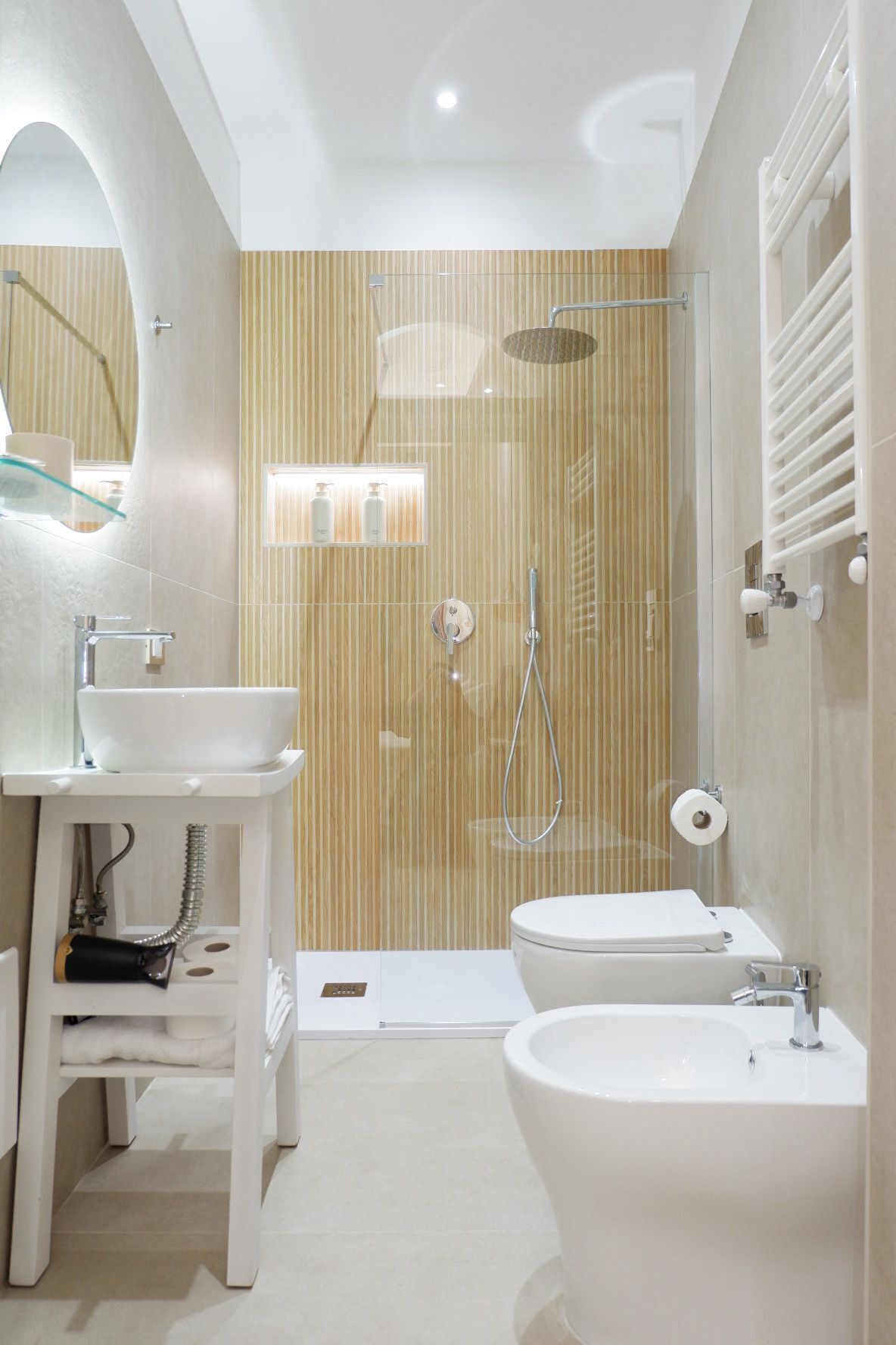 Dusche, Haartrockner, Bidet, Handtücher