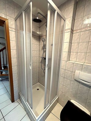 Shower, hair dryer, towels, toilet paper - Casa Piccola - cozy and charming. Close to Bamberg. (Strullendorf)