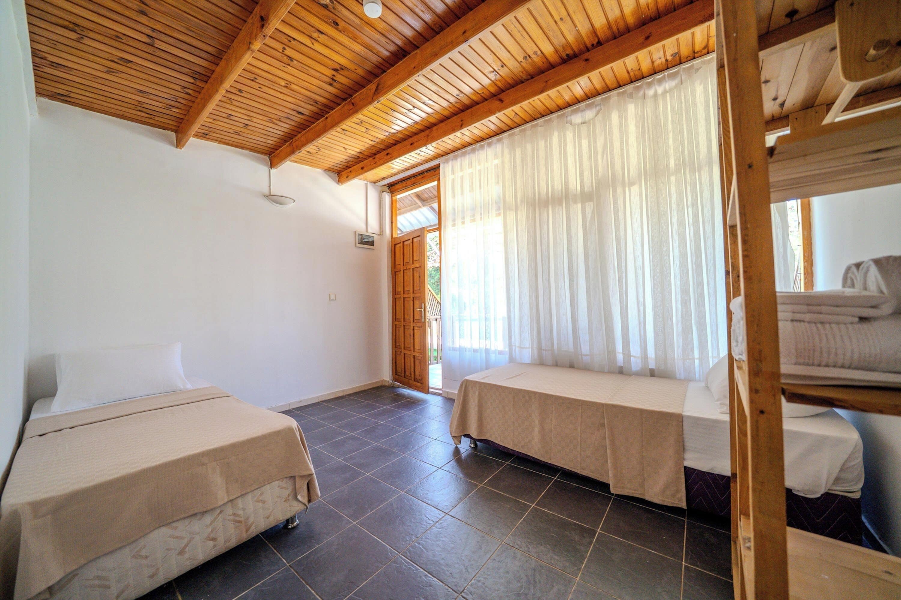 Habitación familiar | Tabla de planchar con plancha, wifi gratis y ropa de cama 