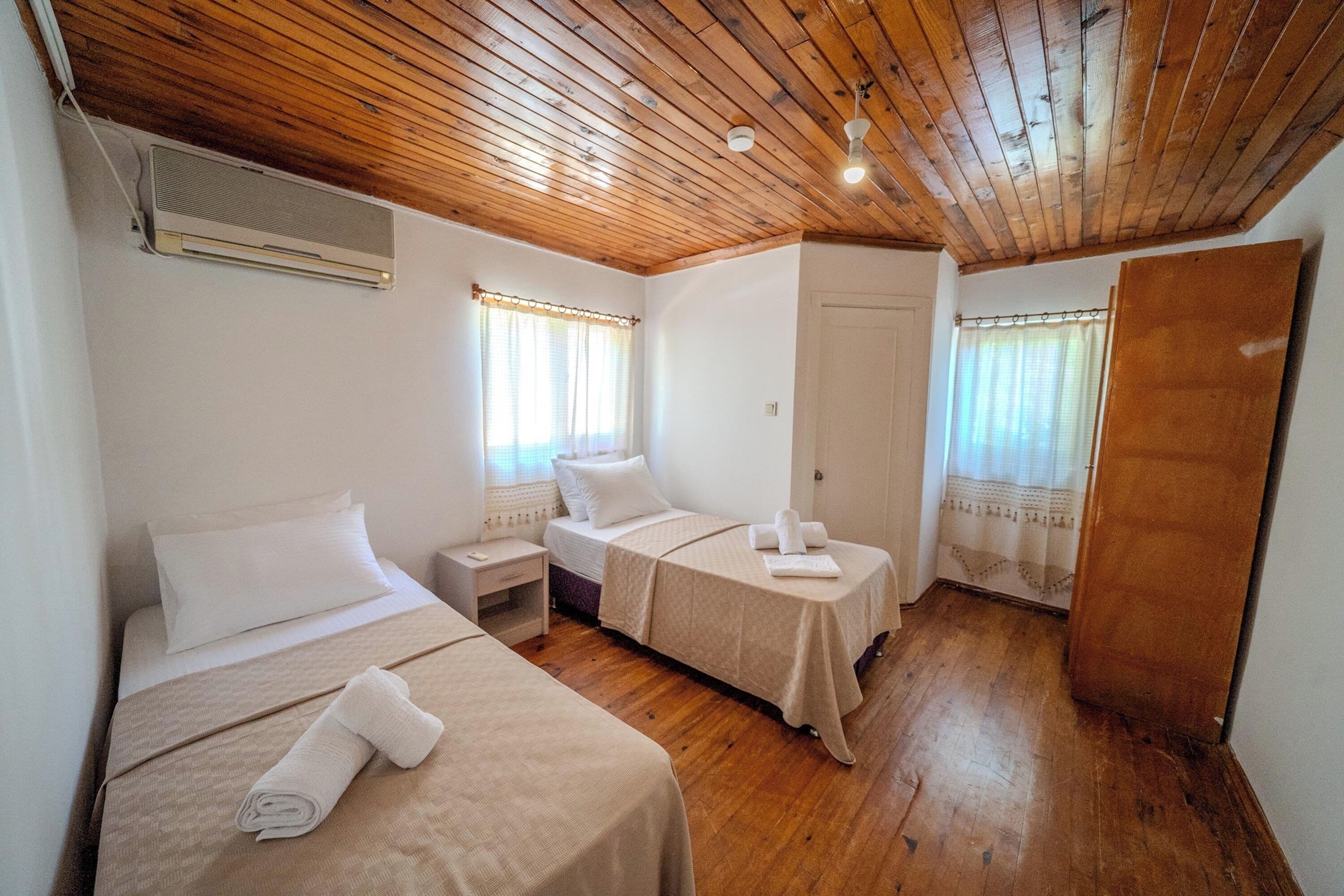 Tabla de planchar con plancha, wifi gratis y ropa de cama 