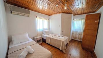 Tabla de planchar con plancha, wifi gratis y ropa de cama