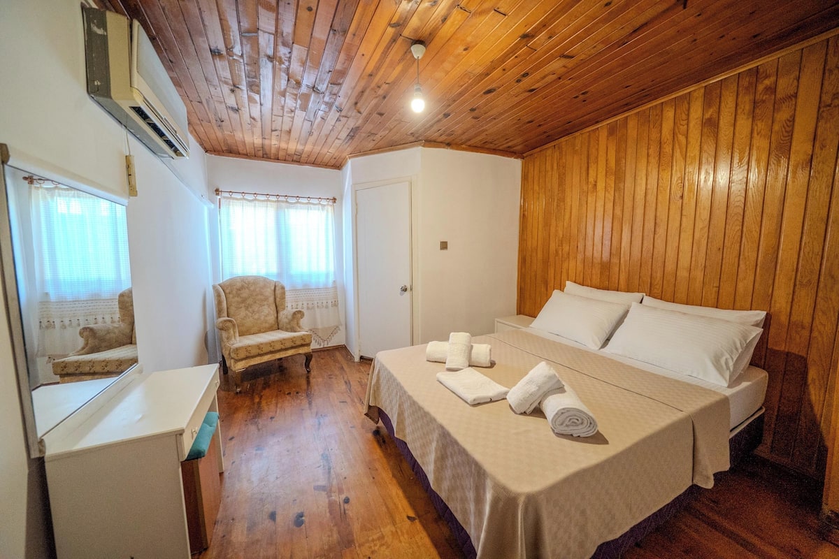 Habitación estándar con 1 cama matrimonial o 2 individuales | Tabla de planchar con plancha, wifi gratis y ropa de cama