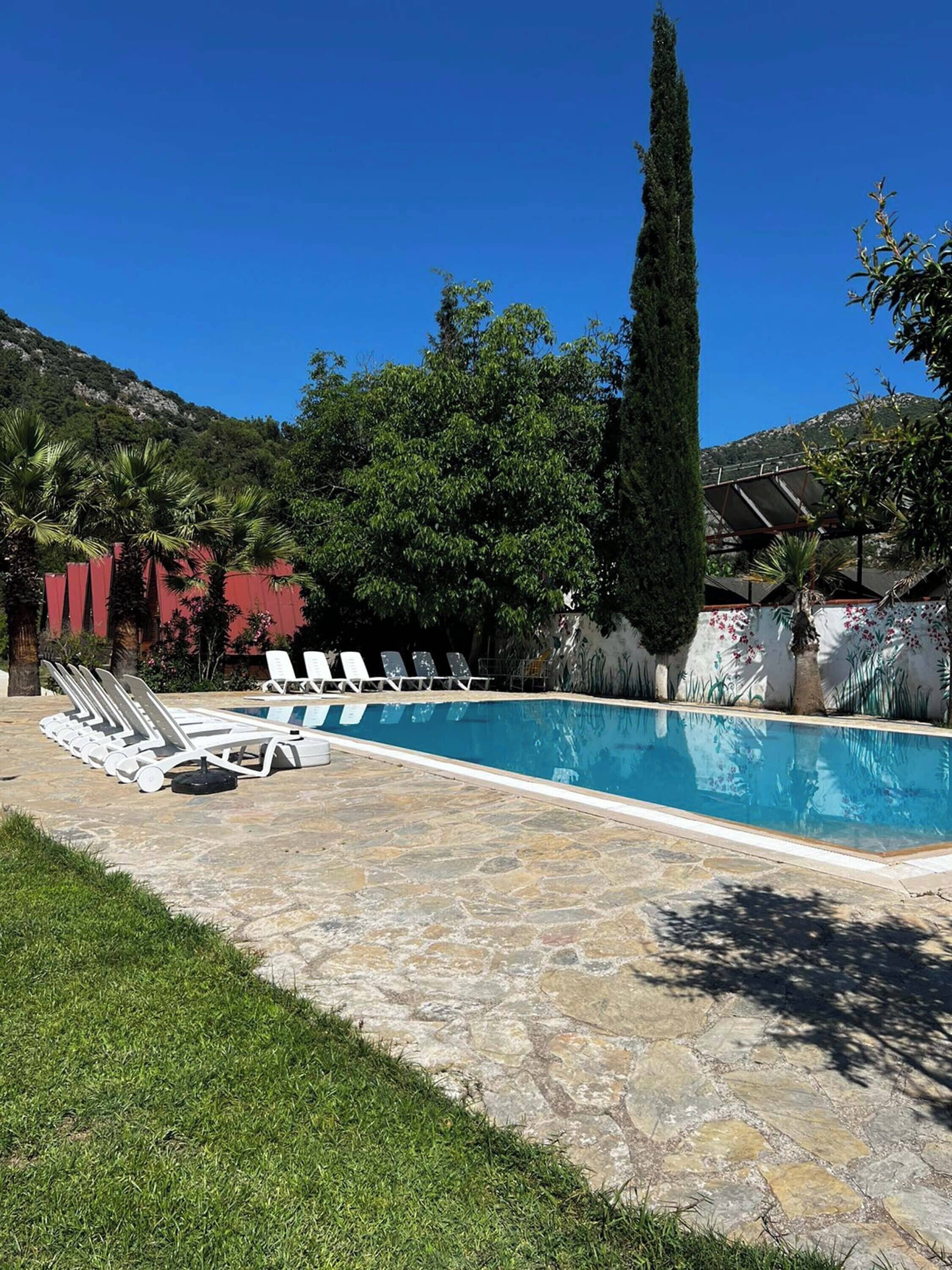 Una piscina al aire libre de temporada