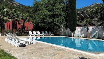 Una piscina al aire libre de temporada