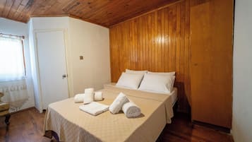 Habitación estándar con 1 cama doble o 2 individuales | Tabla de planchar con plancha, wifi gratis, ropa de cama