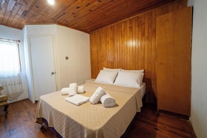 Habitación estándar con 1 cama doble o 2 individuales | Tabla de planchar con plancha, wifi gratis, ropa de cama