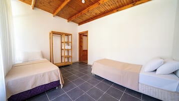 Chambre familiale | Fer et planche à repasser, accès au Wi-Fi (inclus), literie fournie