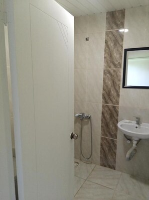 Standaard bungalow | Badkamer | Gratis toiletartikelen, een haardroger, handdoeken, zeep