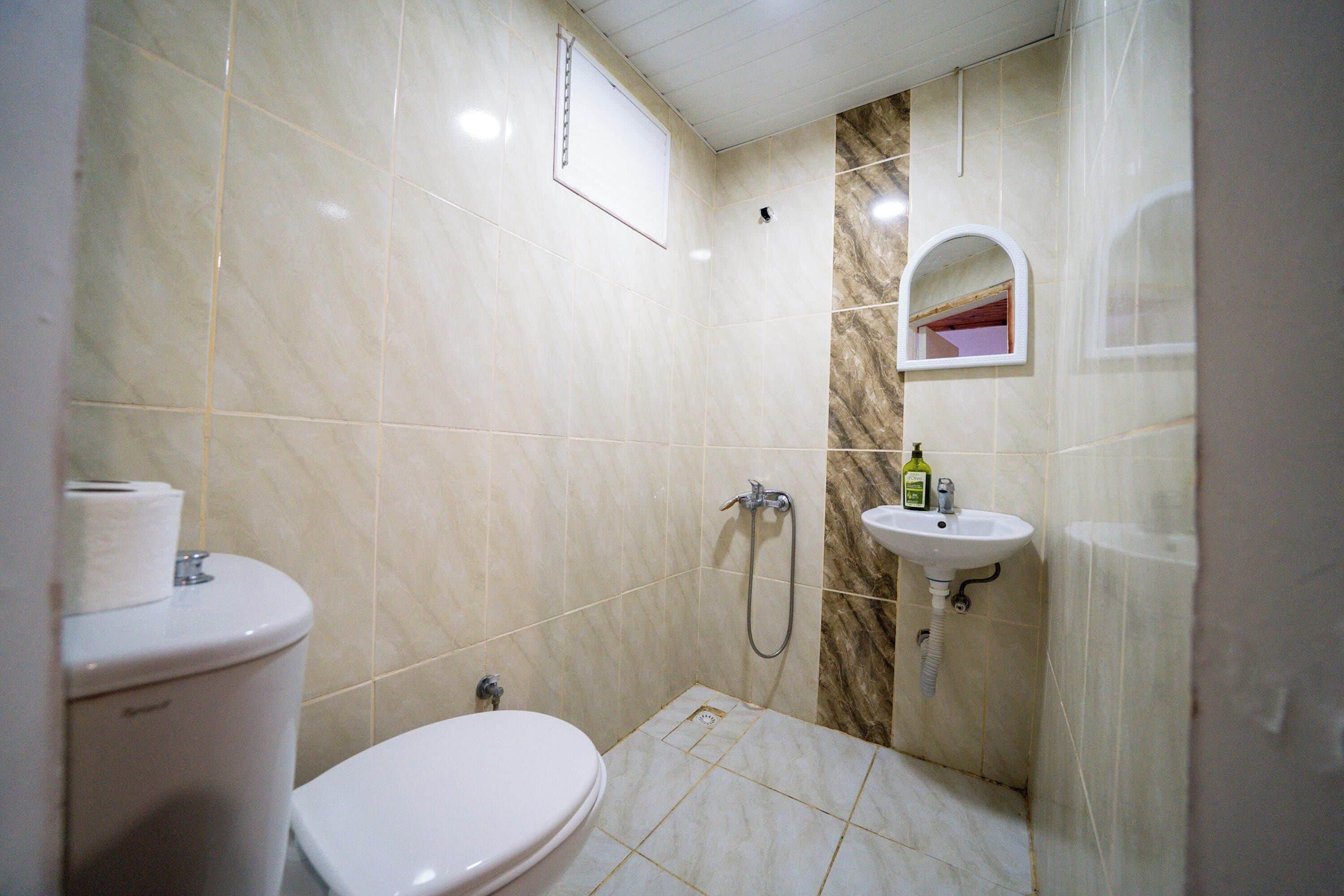 Habitación estándar con 1 cama doble o 2 individuales | Baño | Ducha, artículos de higiene personal gratuitos y secador de pelo