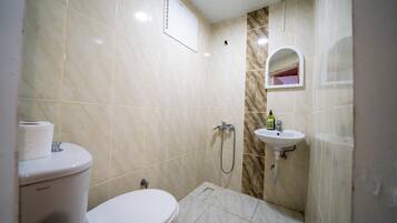 Habitación estándar con 1 cama doble o 2 individuales | Baño | Ducha, artículos de higiene personal gratuitos y secador de pelo