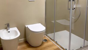 A bathroom with a bidet, toilet, and glass-enclosed shower. - Perfect house for Naples and Pompeii with balcony overlooking Vesuvius free parking (Casalnuovo di Napoli)