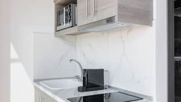 Frigobar, microondas, placa de cocina, cafetera expreso