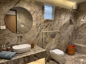 Habitación doble, balcón, vista a la ciudad | Baño | Regadera, amenidades de baño gratuitas, toallas, jabón 