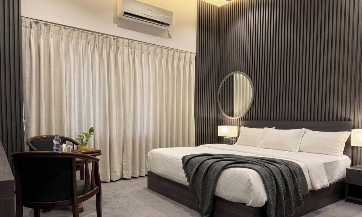 Habitació doble Deluxe, balcó, vistes a la ciutat | Roba de llit d'alta qualitat i cobrellits 