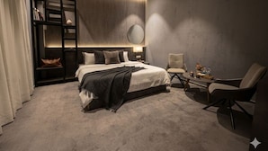 Un dormitorio moderno con una cama grande, una mesita de noche, una silla, una estantería y un espejo redondo.