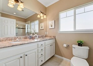 Bathroom - Spacious 3-bedroom apartment in fantastic Mountain View with AC (Mountain View)