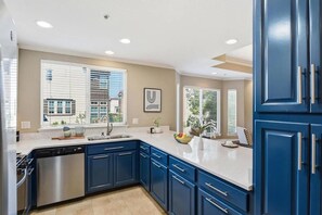Private kitchen - Spacious 3-bedroom apartment in fantastic Mountain View with AC (Mountain View)