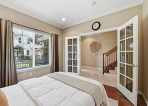 Room - Spacious 3-bedroom apartment in fantastic Mountain View with AC (Mountain View)