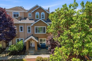 Exterior - Spacious 3-bedroom apartment in fantastic Mountain View with AC (Mountain View)