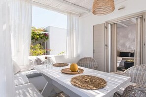 Outdoor dining - Delmar Apartments and Suites (Milos)