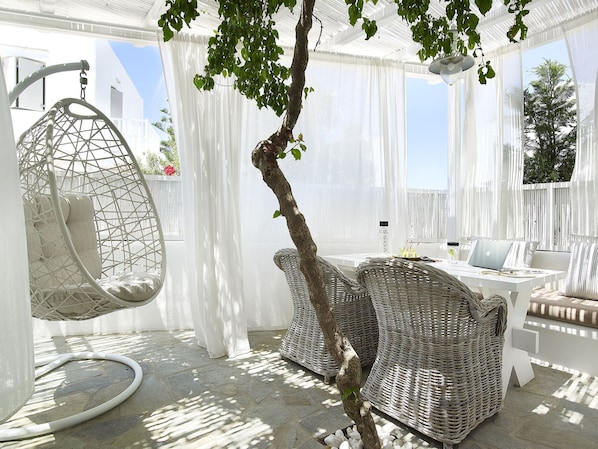 Outdoor dining - Delmar Apartments and Suites (Milos)