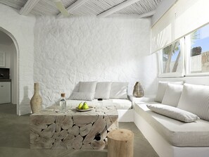 Living area - Delmar Apartments and Suites (Milos)