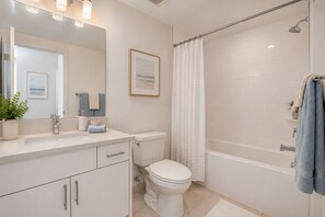 Classic Room | Bathroom | Free toiletries, hair dryer, towels, soap - Monroe & Maple Suites (Toronto)