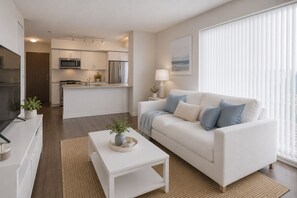 Classic Room | Living area - Monroe & Maple Suites (Toronto)