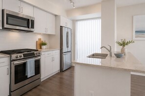 Classic Room | Private kitchen | Fridge, microwave, oven, stovetop - Monroe & Maple Suites (Toronto)