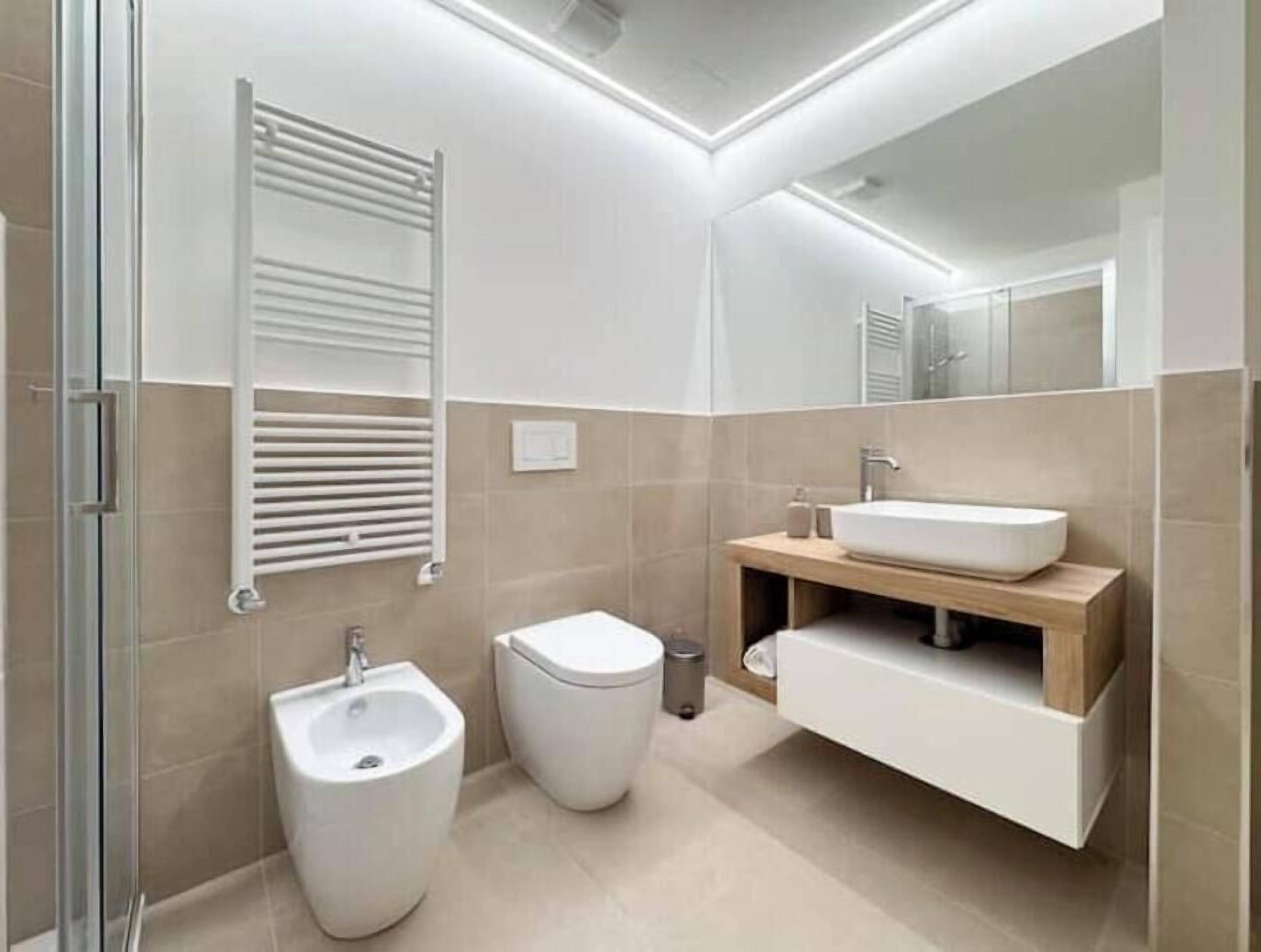Dusche, Haartrockner, Bidet, Handtücher
