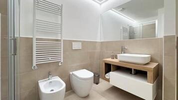 Dusche, Haartrockner, Bidet, Handtücher