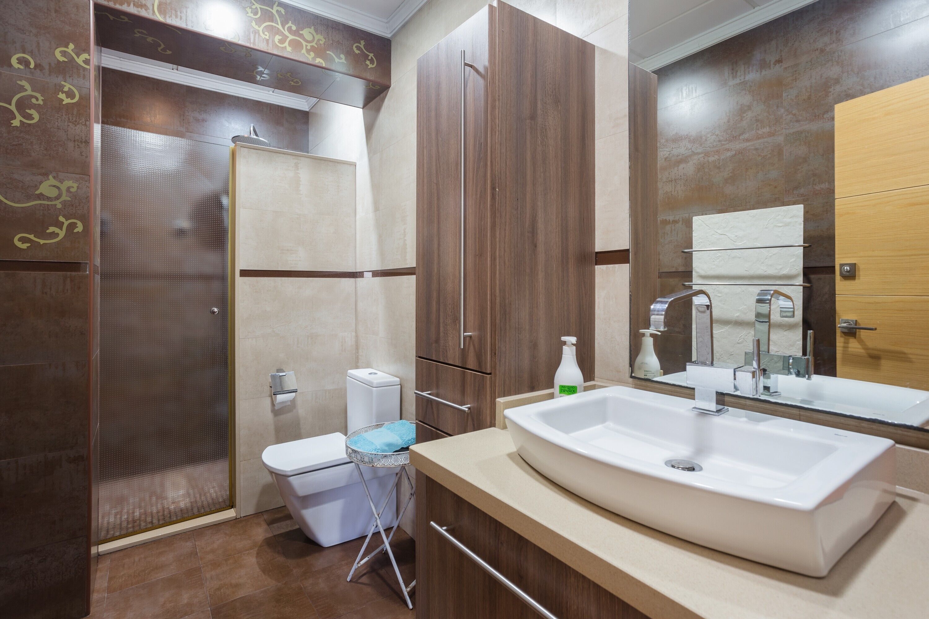 Shower, towels