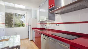 Coffee/tea maker, fridge, microwave, oven