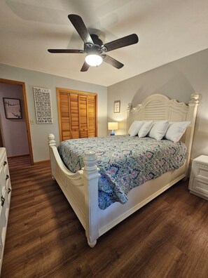 3 bedrooms, iron/ironing board, WiFi, bed sheets - Margaret’s Place: Ultimate Chatuge Family Escape! (Hiawassee)
