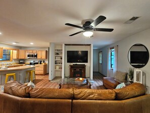Smart TV, fireplace, video games - Margaret’s Place: Ultimate Chatuge Family Escape! (Hiawassee)