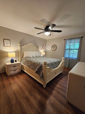 3 bedrooms, iron/ironing board, WiFi, bed sheets - Margaret’s Place: Ultimate Chatuge Family Escape! (Hiawassee)