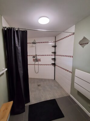Dusch, hårtork och handdukar