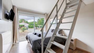 Tabla de planchar con plancha, wifi y ropa de cama