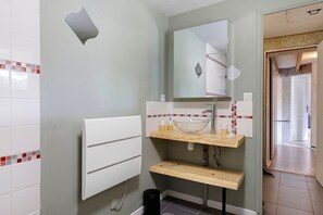 Douche, sèche-cheveux, serviettes fournies