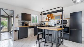 Refrigerador, microondas, horno, placa de cocina
