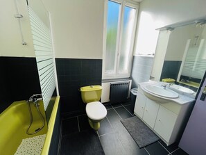 Secador de cabelo, papel higiênico
