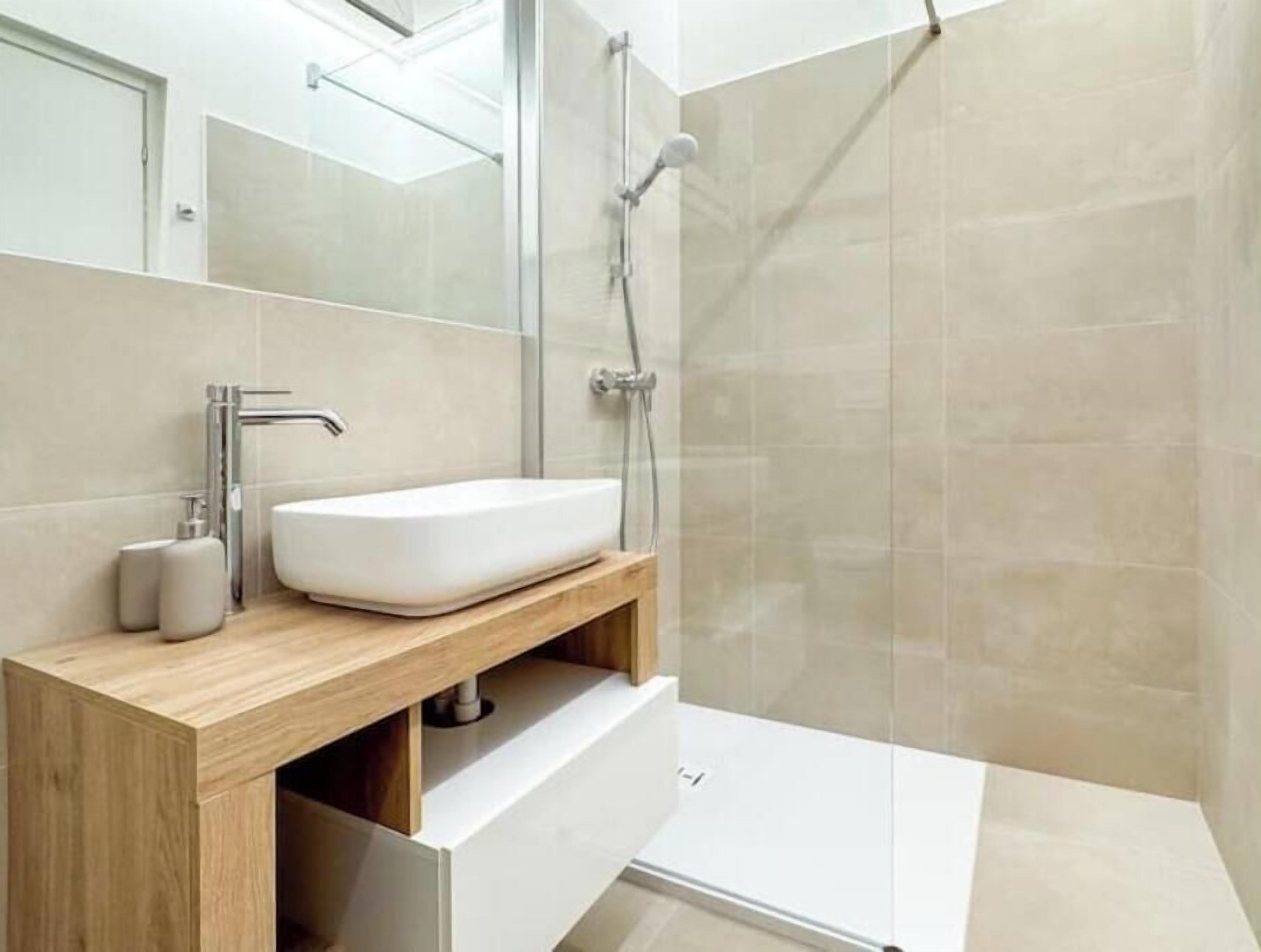 Doccia, asciugacapelli, bidet, asciugamani