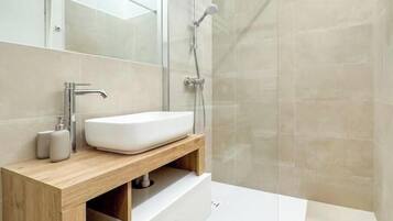 Doccia, asciugacapelli, bidet, asciugamani