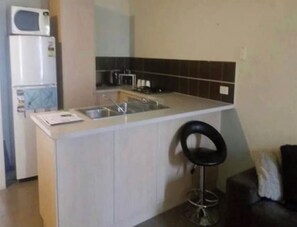 Fridge, microwave, stovetop, electric kettle - Airbnb Room to stay  at prime location close to all amenities, east Cannington (East Cannington)