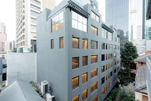 A modern building with multiple windows and a flat roof. - Newly Refurbished 1 BDR CBD Studio on Liverpool St (Melbourne)