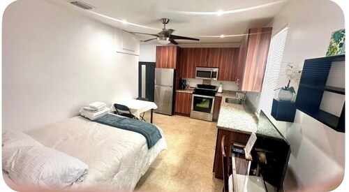 Cozy  1-bedroom studio with full kitchen in the Weston area!!