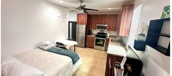 Cozy  1-bedroom studio with full kitchen in the Weston area!!