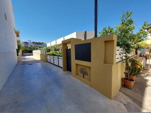 Property grounds - Elea Suites - Olive - Adelianos Kampos (Adelianos Kampos)