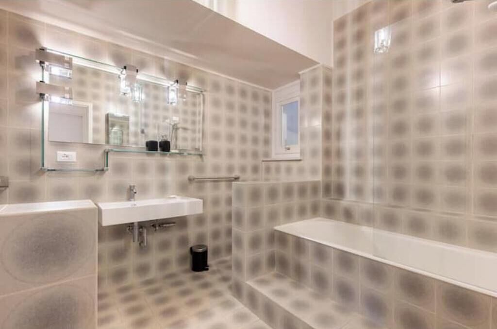 Douche, sèche-cheveux, bidet, serviettes fournies