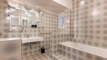 Douche, sèche-cheveux, bidet, serviettes fournies